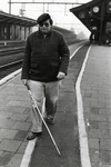 500536 Afbeelding van een blinde man op de looproute voor blinden en slechtzienden op het perron van het N.S.-station ...